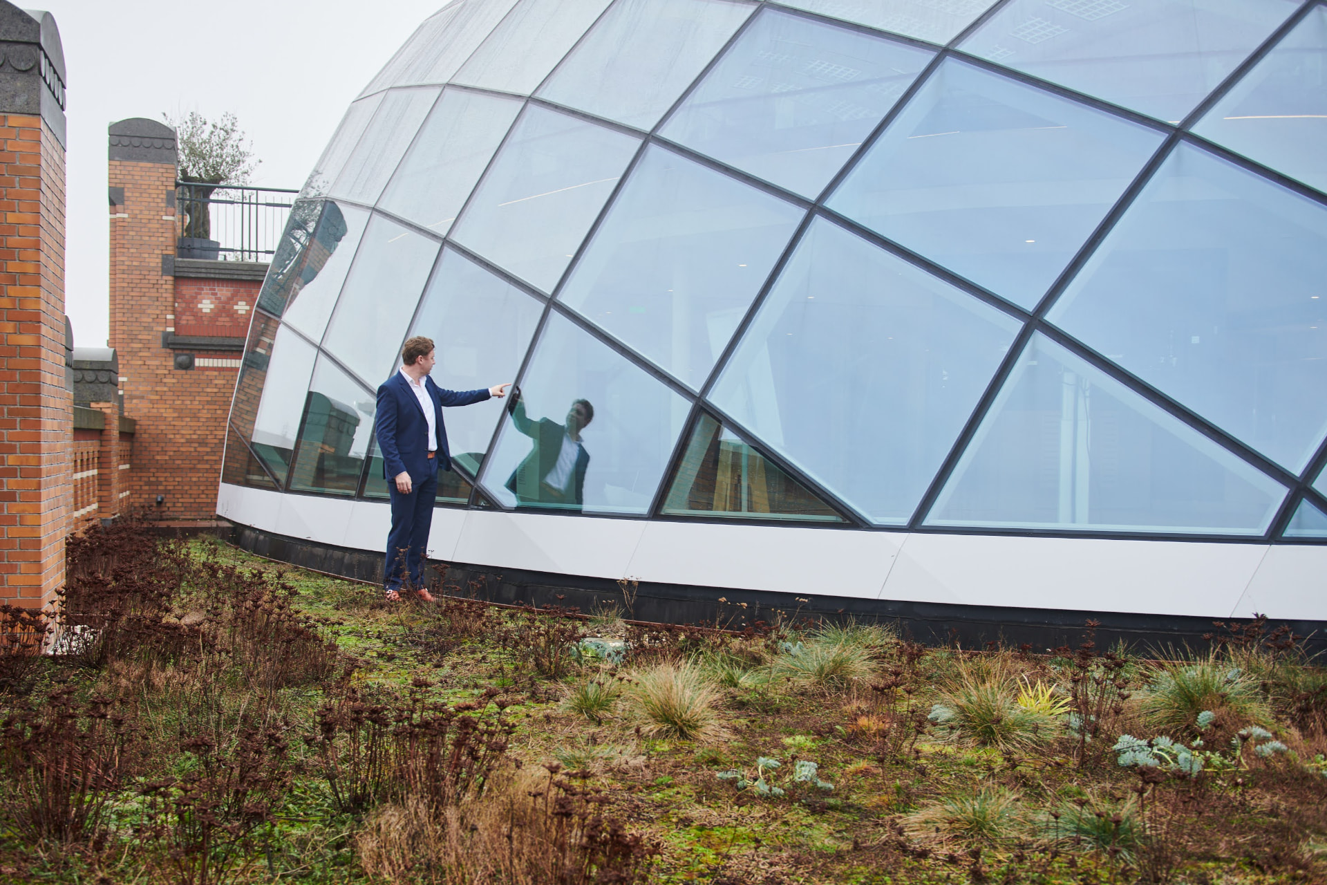 Luke Liplijn bij het glazen koepelgebouw op het daktuin-terras